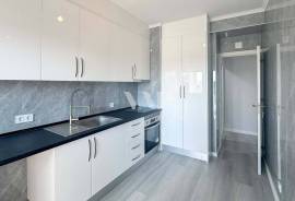 Renovated 2-Bedroom Apartment 900m from Quarteira Beach