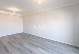 Renovated 2-Bedroom Apartment 900m from Quarteira Beach