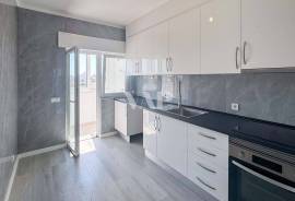 Renovated 2-Bedroom Apartment 900m from Quarteira Beach