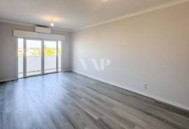 Renovated 2-Bedroom Apartment 900m from Quarteira Beach