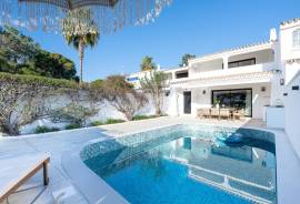 Fully Renovated 4-Bedroom Villa with Saltwater Pool in Vale do Garrão, Vale do Lobo