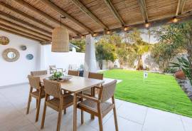 Fully Renovated 4-Bedroom Villa with Saltwater Pool in Vale do Garrão, Vale do Lobo