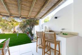 Fully Renovated 4-Bedroom Villa with Saltwater Pool in Vale do Garrão, Vale do Lobo