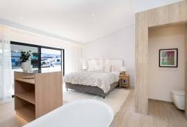 Fully Renovated 4-Bedroom Villa with Saltwater Pool in Vale do Garrão, Vale do Lobo