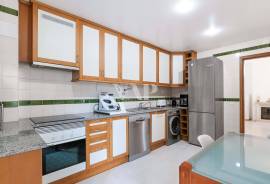 Renovated 2-Bedroom Apartment with Pool in Vilamoura