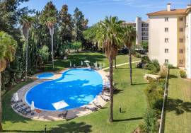 2 bedroom flat in Vilamoura for sale, set in private condominium