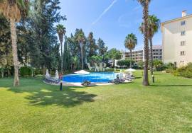 2 bedroom flat in Vilamoura for sale, set in private condominium