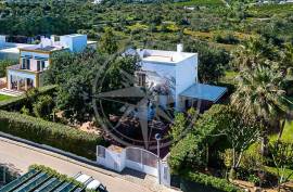 Mediterranean 3 Bed Villa with mature garden in Quinta do Perogil, Tavira