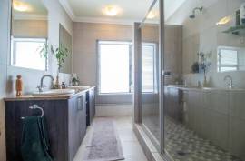 Luxury 5 Bed Villa For Sale in Blue Water Creek Estate Zwavelpoort South Africa