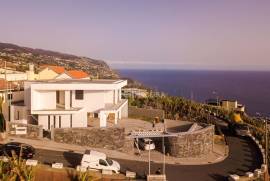Luxury 4 Bedroom Villa in Ponta do Sol: A Haven of Elegance and Comfort