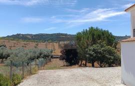 Detached 3 bedroom villa with garage - 18000 m2 of land with olive trees in Macedo de Cavaleiros