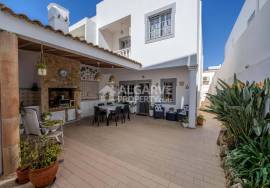 3-Bedroom Villa with Rooftop Terrace and Patio – Olhão Centre | Close to Ria Formosa