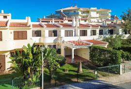 3+1 bedroom villa with garden and pool located in a residential area in Albufeira, Algarve