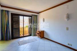 3+1 bedroom villa with garden and pool located in a residential area in Albufeira, Algarve