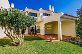 3+1 bedroom villa with garden and pool located in a residential area in Albufeira, Algarve
