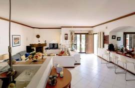 3+1 bedroom villa with garden and pool located in a residential area in Albufeira, Algarve