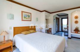 3+1 bedroom villa with garden and pool located in a residential area in Albufeira, Algarve