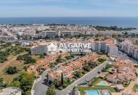 3+1 bedroom villa with garden and pool located in a residential area in Albufeira, Algarve