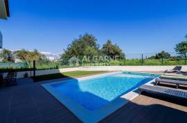 3+1 bedroom villa with garden and pool located in a residential area in Albufeira, Algarve