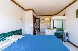 3+1 bedroom villa with garden and pool located in a residential area in Albufeira, Algarve