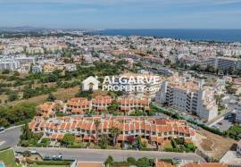 3+1 bedroom villa with garden and pool located in a residential area in Albufeira, Algarve