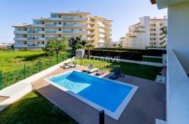 3+1 bedroom villa with garden and pool located in a residential area in Albufeira, Algarve
