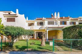 3+1 bedroom villa with garden and pool located in a residential area in Albufeira, Algarve
