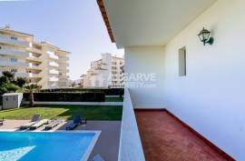 3+1 bedroom villa with garden and pool located in a residential area in Albufeira, Algarve