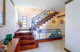 3+1 bedroom villa with garden and pool located in a residential area in Albufeira, Algarve