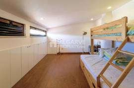 3+1 bedroom villa with garden and pool located in a residential area in Albufeira, Algarve