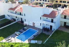 3+1 bedroom villa with garden and pool located in a residential area in Albufeira, Algarve