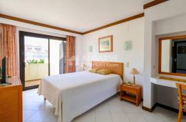 3+1 bedroom villa with garden and pool located in a residential area in Albufeira, Algarve