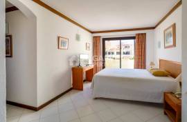3+1 bedroom villa with garden and pool located in a residential area in Albufeira, Algarve