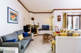 3+1 bedroom villa with garden and pool located in a residential area in Albufeira, Algarve