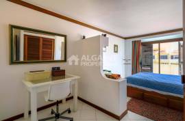 3+1 bedroom villa with garden and pool located in a residential area in Albufeira, Algarve