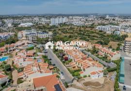 3+1 bedroom villa with garden and pool located in a residential area in Albufeira, Algarve