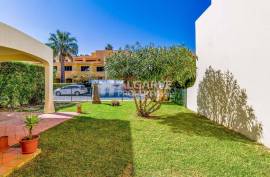3+1 bedroom villa with garden and pool located in a residential area in Albufeira, Algarve