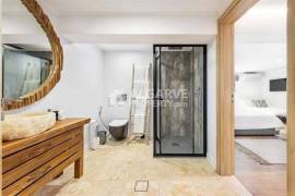 Renovated 6-Bed Villa with Pool near the Golden Triangle