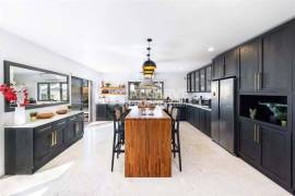 Renovated 6-Bed Villa with Pool near the Golden Triangle