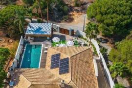 Renovated 6-Bed Villa with Pool near the Golden Triangle