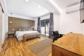 Renovated 6-Bed Villa with Pool near the Golden Triangle