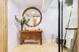 Renovated 6-Bed Villa with Pool near the Golden Triangle