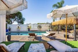 Renovated 6-Bed Villa with Pool near the Golden Triangle
