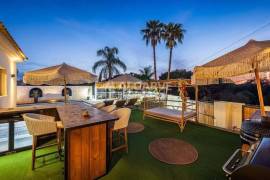 Renovated 6-Bed Villa with Pool near the Golden Triangle