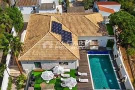 Renovated 6-Bed Villa with Pool near the Golden Triangle