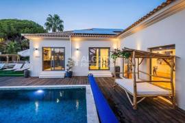 Renovated 6-Bed Villa with Pool near the Golden Triangle
