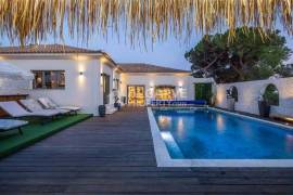 Renovated 6-Bed Villa with Pool near the Golden Triangle