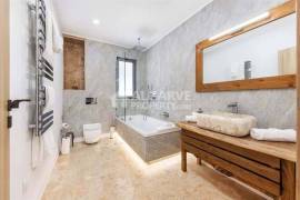 Renovated 6-Bed Villa with Pool near the Golden Triangle