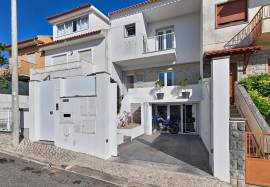 House T3+1 | Attic & Basement | Refurbished | Outdoor Patio | Mulberry | Estoril
