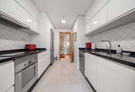 Vilamoura Penthouse: 2-Bedrooms, 360° Sea & Mountain Views, Terrace